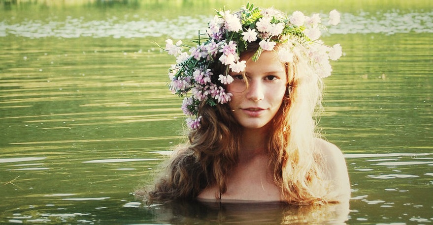 Pauvre grenouille, horriblement métamorphosée en femme